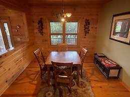 Deluxe log cabin! Pet and motorcycle friendly - enjoy nature with fami
