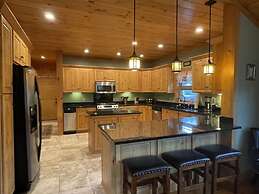 Deluxe log cabin! Pet and motorcycle friendly - enjoy nature with fami