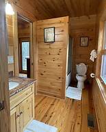 Deluxe log cabin! Pet and motorcycle friendly - enjoy nature with fami
