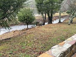 Deluxe log cabin! Pet and motorcycle friendly - enjoy nature with fami