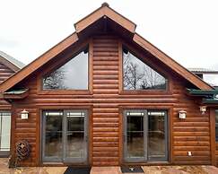 Deluxe log cabin! Pet and motorcycle friendly - enjoy nature with fami
