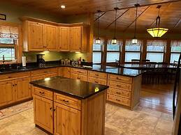 Deluxe log cabin! Pet and motorcycle friendly - enjoy nature with fami