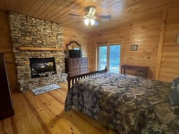 Deluxe log cabin! Pet and motorcycle friendly - enjoy nature with fami