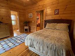 Deluxe log cabin! Pet and motorcycle friendly - enjoy nature with fami