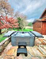 Deluxe log cabin! Pet and motorcycle friendly - enjoy nature with fami