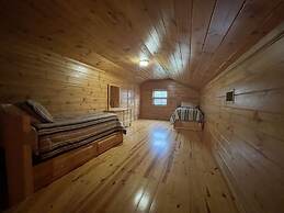Deluxe log cabin! Pet and motorcycle friendly - enjoy nature with fami