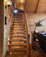 Deluxe log cabin! Pet and motorcycle friendly - enjoy nature with fami