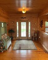 Deluxe log cabin! Pet and motorcycle friendly - enjoy nature with fami