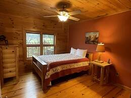 Deluxe log cabin! Pet and motorcycle friendly - enjoy nature with fami