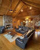 Deluxe log cabin! Pet and motorcycle friendly - enjoy nature with fami