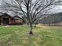 Deluxe log cabin! Pet and motorcycle friendly - enjoy nature with fami