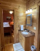 Deluxe log cabin! Pet and motorcycle friendly - enjoy nature with fami