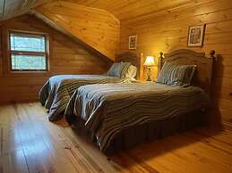 Deluxe log cabin! Pet and motorcycle friendly - enjoy nature with fami