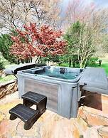 Deluxe log cabin! Pet and motorcycle friendly - enjoy nature with fami