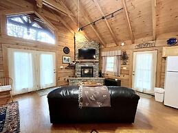 Romantic, pet Friendly Cabin With Private hot Tub, Washer/dryer and Fu