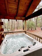 Romantic, pet friendly cabin with private hot tub, washer/dryer and fu