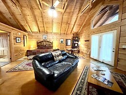 Romantic, pet friendly cabin with private hot tub, washer/dryer and fu