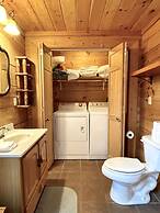 Romantic, pet friendly cabin with private hot tub, washer/dryer and fu
