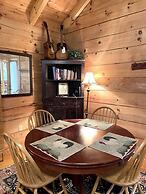 Romantic, pet friendly cabin with private hot tub, washer/dryer and fu