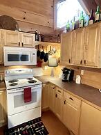 Romantic, pet friendly cabin with private hot tub, washer/dryer and fu