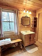 Romantic, pet friendly cabin with private hot tub, washer/dryer and fu
