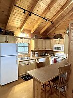 Romantic, pet friendly cabin with private hot tub, washer/dryer and fu