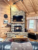 Romantic, pet friendly cabin with private hot tub, washer/dryer and fu