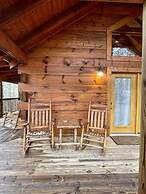 Romantic, pet friendly cabin with private hot tub, washer/dryer and fu