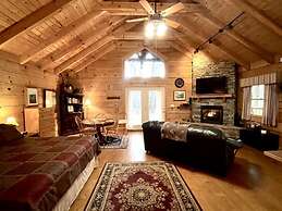 Romantic, pet friendly cabin with private hot tub, washer/dryer and fu