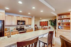 Renovated Studio- Kids Ski Free & On Shuttle Route! Studio Bedroom Con