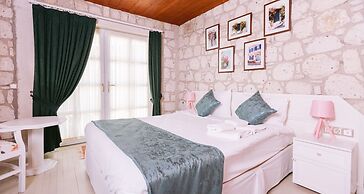 Begonvil Butik Otel by Aliki Alacati