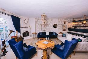 Begonvil Butik Otel by Aliki Alacati