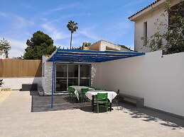 Villa con gran piscina en zona residencial