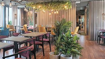 Treetop Spa Hangout & Hotel