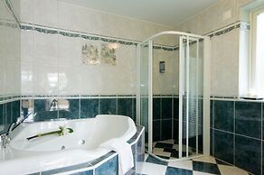 Treetop Spa Hangout & Hotel