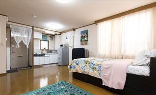 Centrally Located Deluxe Furnished.4