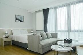 Comfortable Studio Room at Capitol Suites Apartment