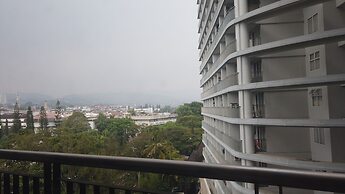 Strategic Studio Apartment at Beverly Dago with Mountain View