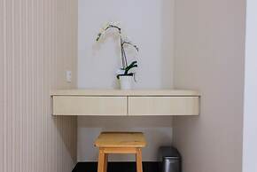 Homey and Luxurious 2BR 19 Avenue Apartment