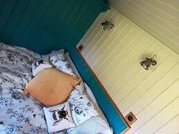 Gaggle Of Geese Pub & Shepherd Huts