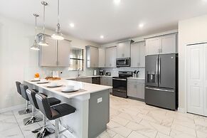 2957 FS - Luxury Oasis: 6BR Villa, Pool, Game