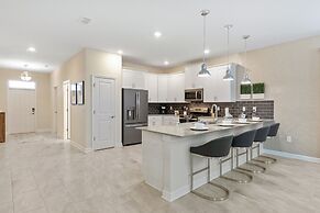 1509 MC - Exquisite 8BR Villa With Pool & Games