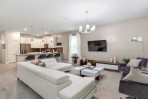 1509 MC - Exquisite 8BR Villa With Pool & Games