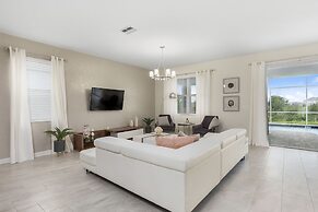 1509 MC - Exquisite 8BR Villa With Pool & Games