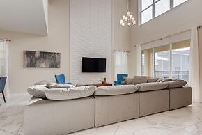 8992 CC - Exquisite 5 Bed Single Family