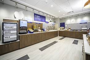 Holiday Inn Express & Suites Fort Myers Airport by IHG