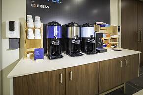 Holiday Inn Express & Suites Fort Myers Airport by IHG