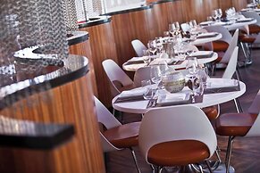 Renaissance Arlington Capital View Hotel