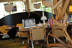 Renaissance Arlington Capital View Hotel