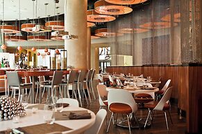 Renaissance Arlington Capital View Hotel